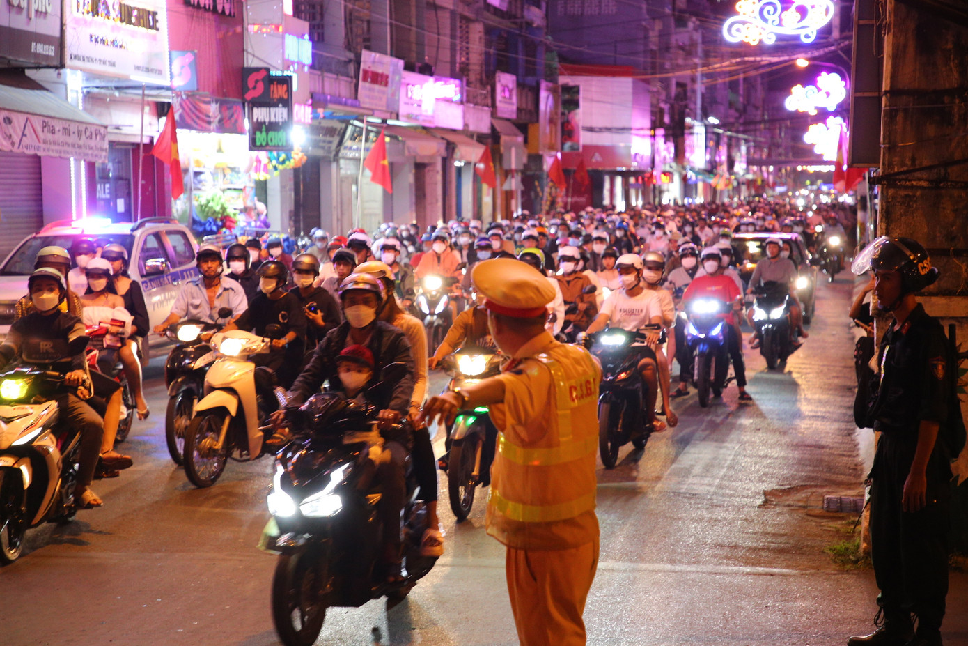 Khoảng 22 giờ ngày 21/1 (30 Tết Nguyên đán), ghi nhận của phóng viên tại TP. Sóc Trăng, tỉnh Sóc Trăng dòng người đổ ra đường mỗi lúc một đông khiến tuyến đường Hai Bà Trưng - Tôn Đức Thắng bị ùn ứ. Lực lượng CSGT Công an TP. Sóc Trăng phải túc trực tại các điểm &apos;nóng&apos; để điều tiết giao thông.