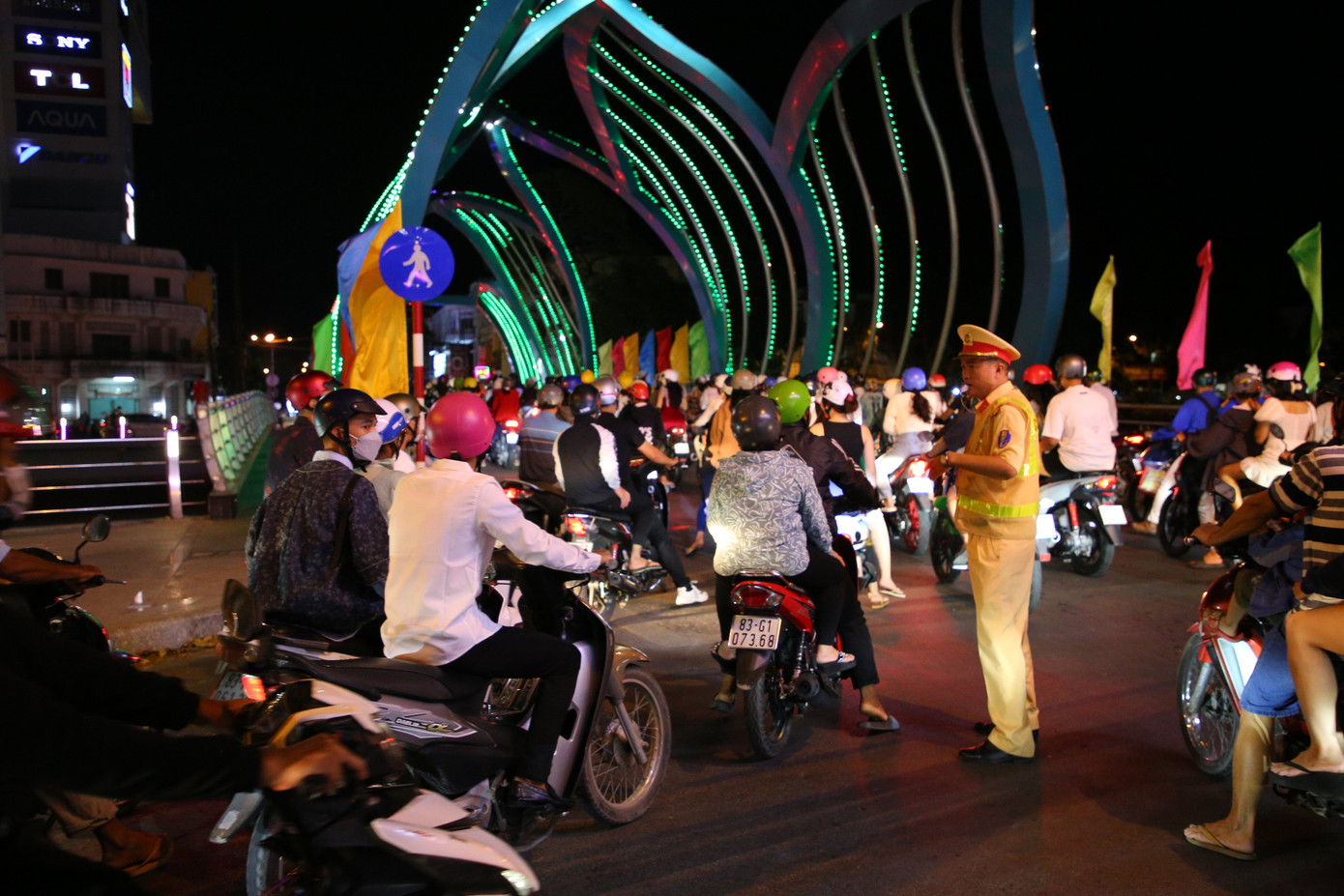 Trước thời khắc giao thừa, người dân lớn bắt đầu đổ về các tuyến đường trung tâm TP. Sóc Trăng, tranh thủ &apos;kiếm chỗ xem bắn pháo hoa&apos;, tiễn đưa năm cũ, chào đón năm mới 2023.