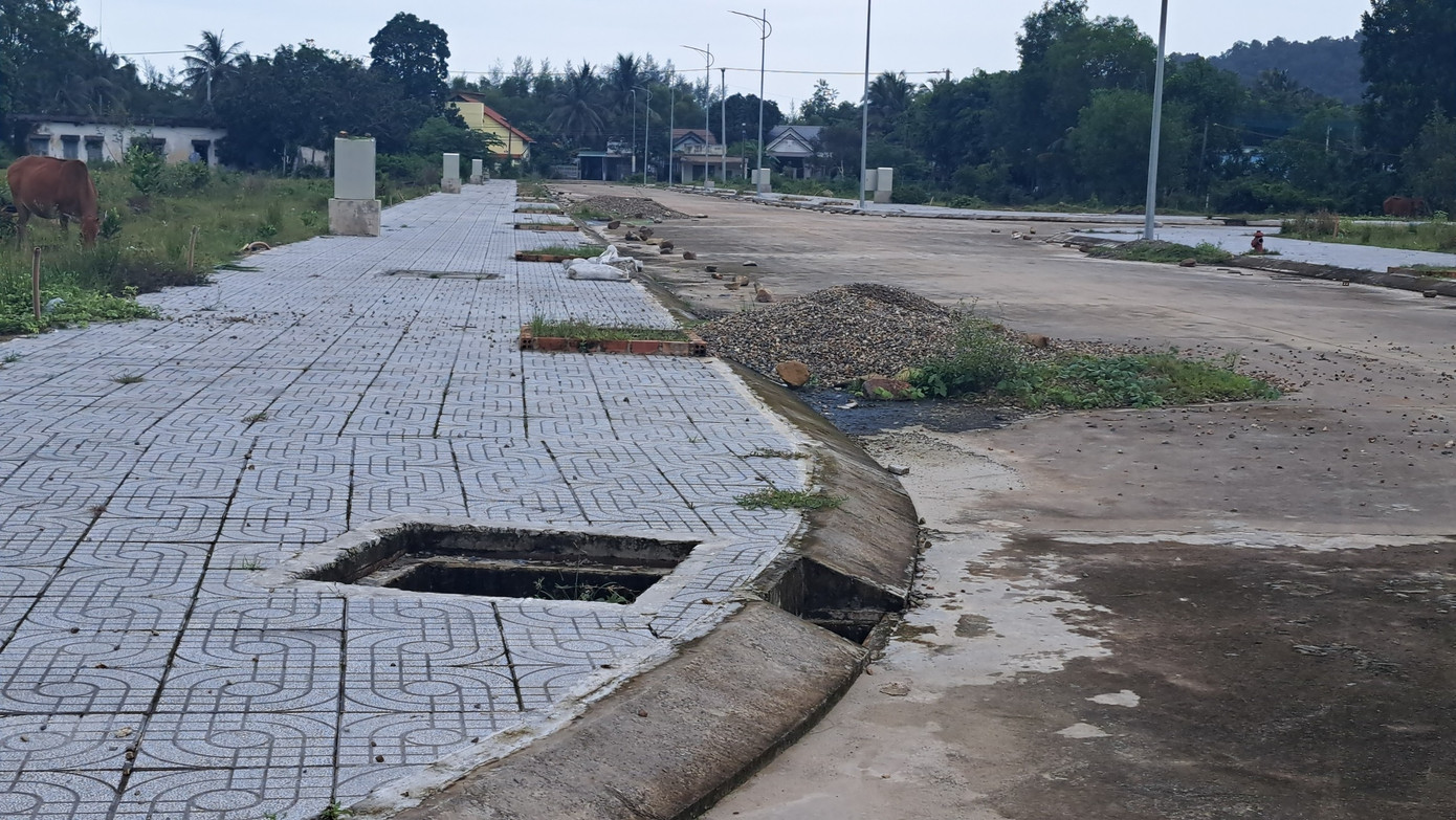 Nhiều hố ga tại khu dân cư này chưa có nắp đậy. Ảnh: PV.