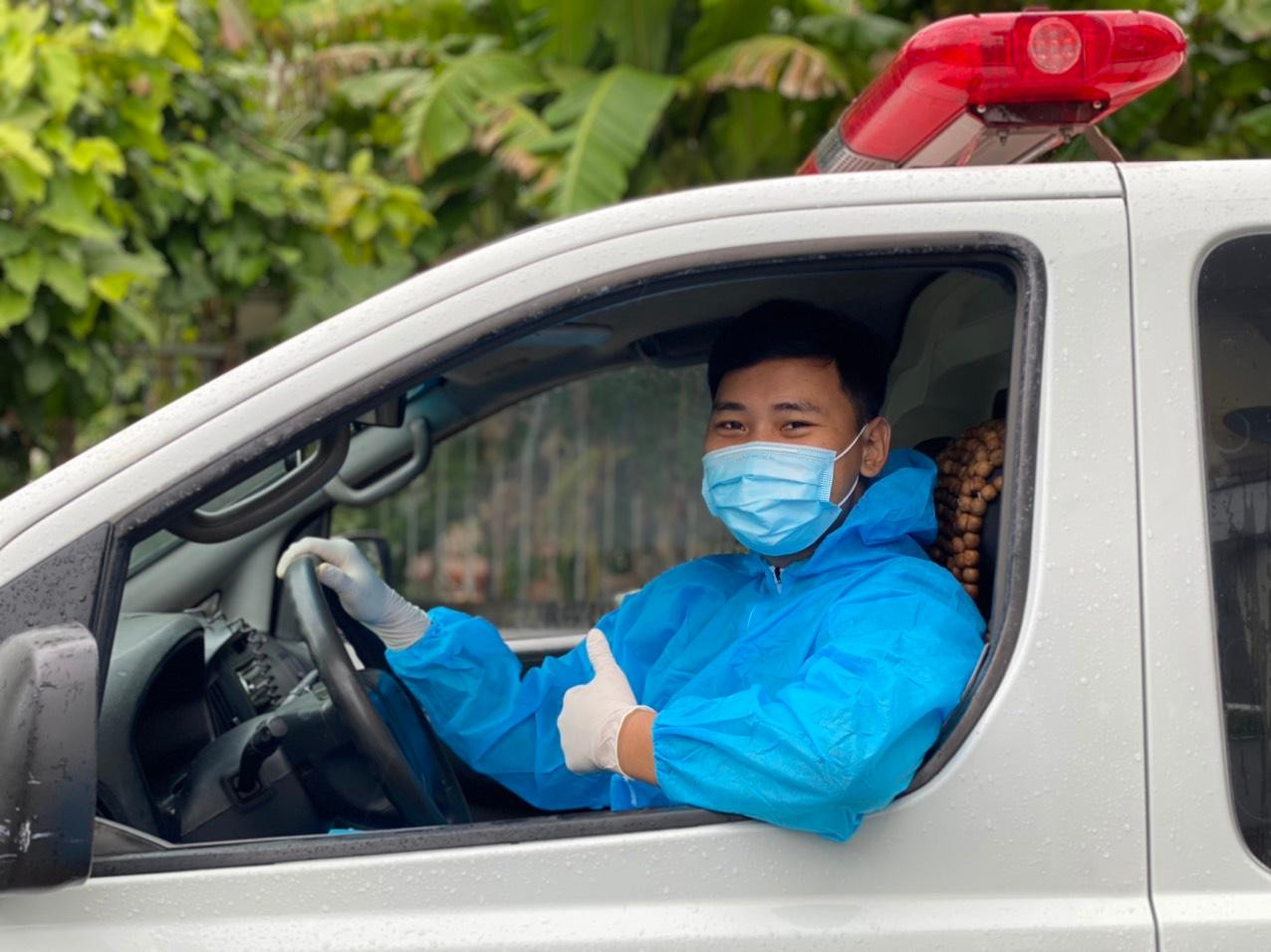 Bạn Đỗ Đăng Khoa, tình nguyện tham gia vào đội phản ứng nhanh lái xe cứu thương, vận chuyển bệnh nhân F0, F1 tới bệnh viện và khu cách ly. Bạn Đỗ Đăng Khoa, tình nguyện tham gia vào đội phản ứng nhanh lái xe cứu thương, vận chuyển bệnh nhân F0, F1 tới bệnh viện và khu cách ly.