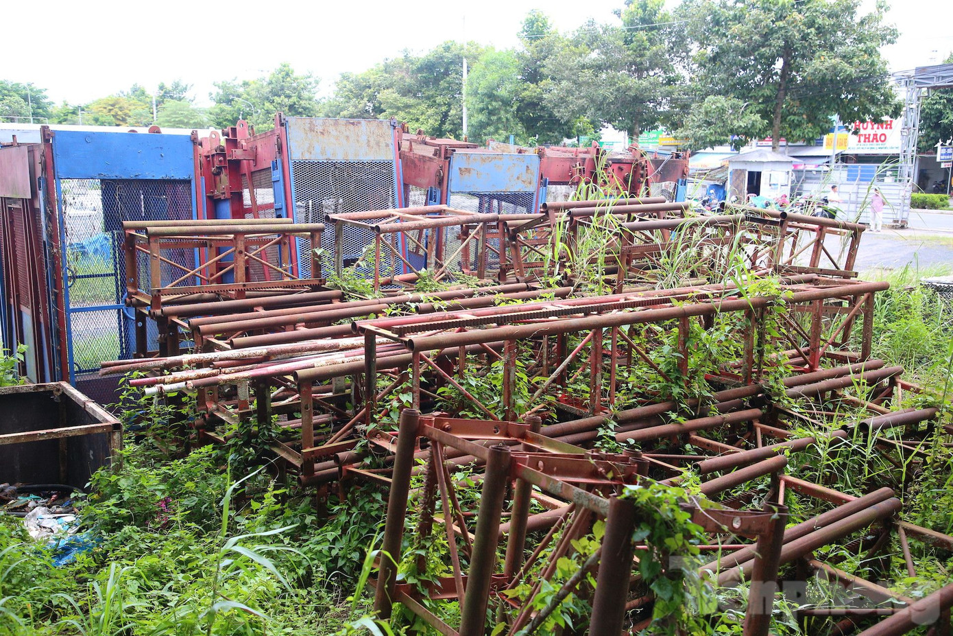 Nhiều hạng mục, trang thiết bị, vật tư của dự án bệnh viện xuống cấp, hư hỏng. Ảnh: Nhật Huy.