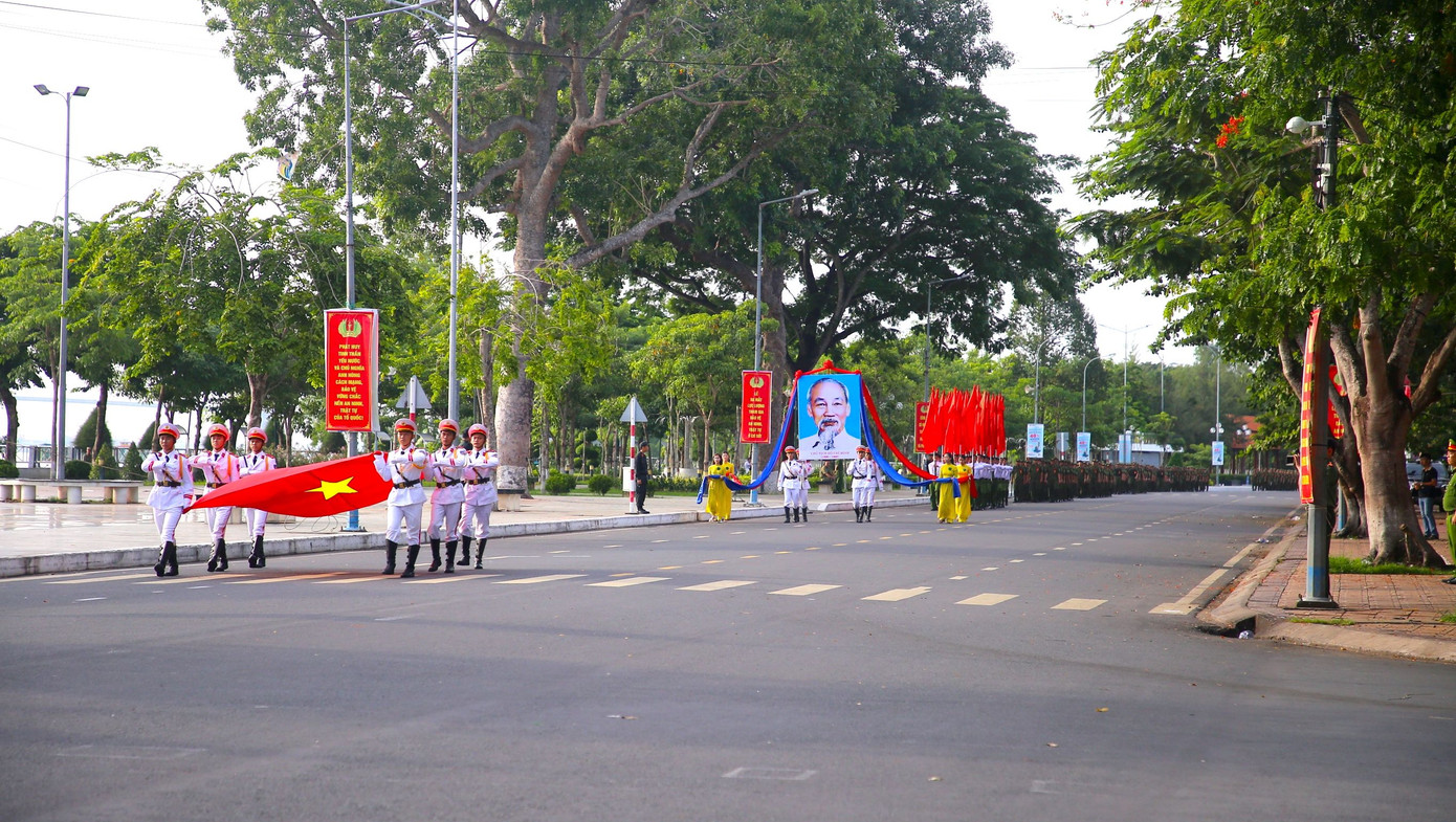 Lực lượng bảo vệ an ninh, trật tự cơ sở diễu hành sáng 1/7.