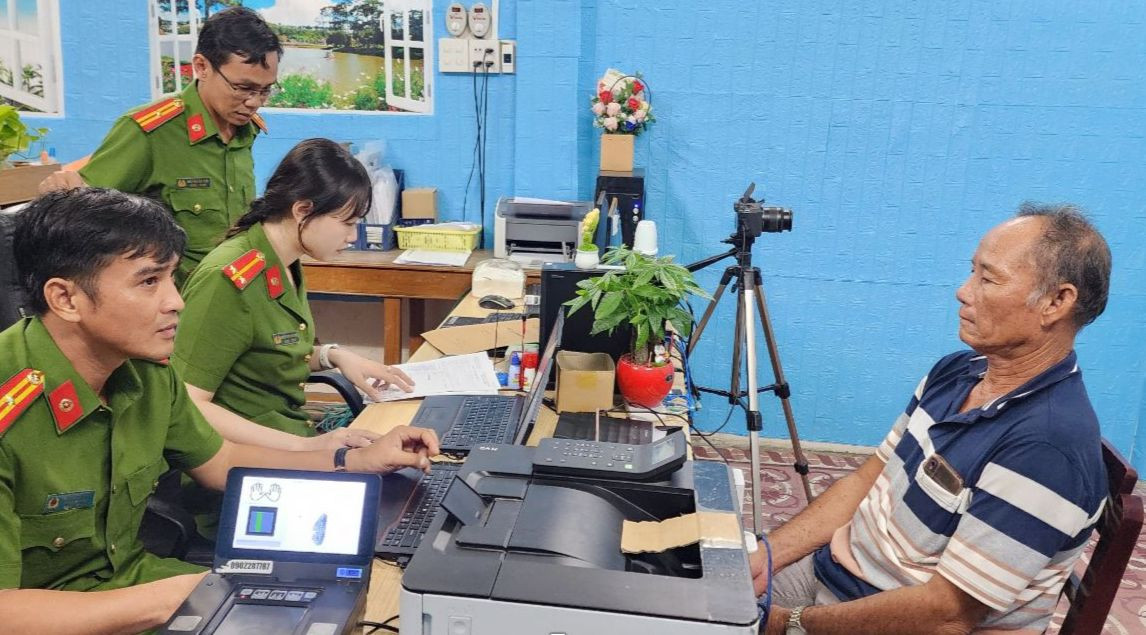 Ông Trần Văn Huê (bìa trái) được cấp giấy chứng nhận căn cước sau hơn 30 năm không xác định được quốc tịch. Ông Trần Văn Huê (bìa trái) được cấp giấy chứng nhận căn cước sau hơn 30 năm không xác định được quốc tịch.