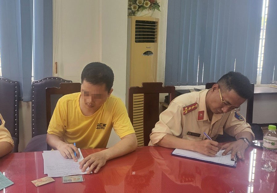 Ông B. bị phạt 22 triệu đồng về hành vi điều khiển ô tô chạy quá tốc độ quy định và giấy phép lái xe hết hạn trên 3 tháng. Ông B. bị phạt 22 triệu đồng về hành vi điều khiển ô tô chạy quá tốc độ quy định và giấy phép lái xe hết hạn trên 3 tháng.