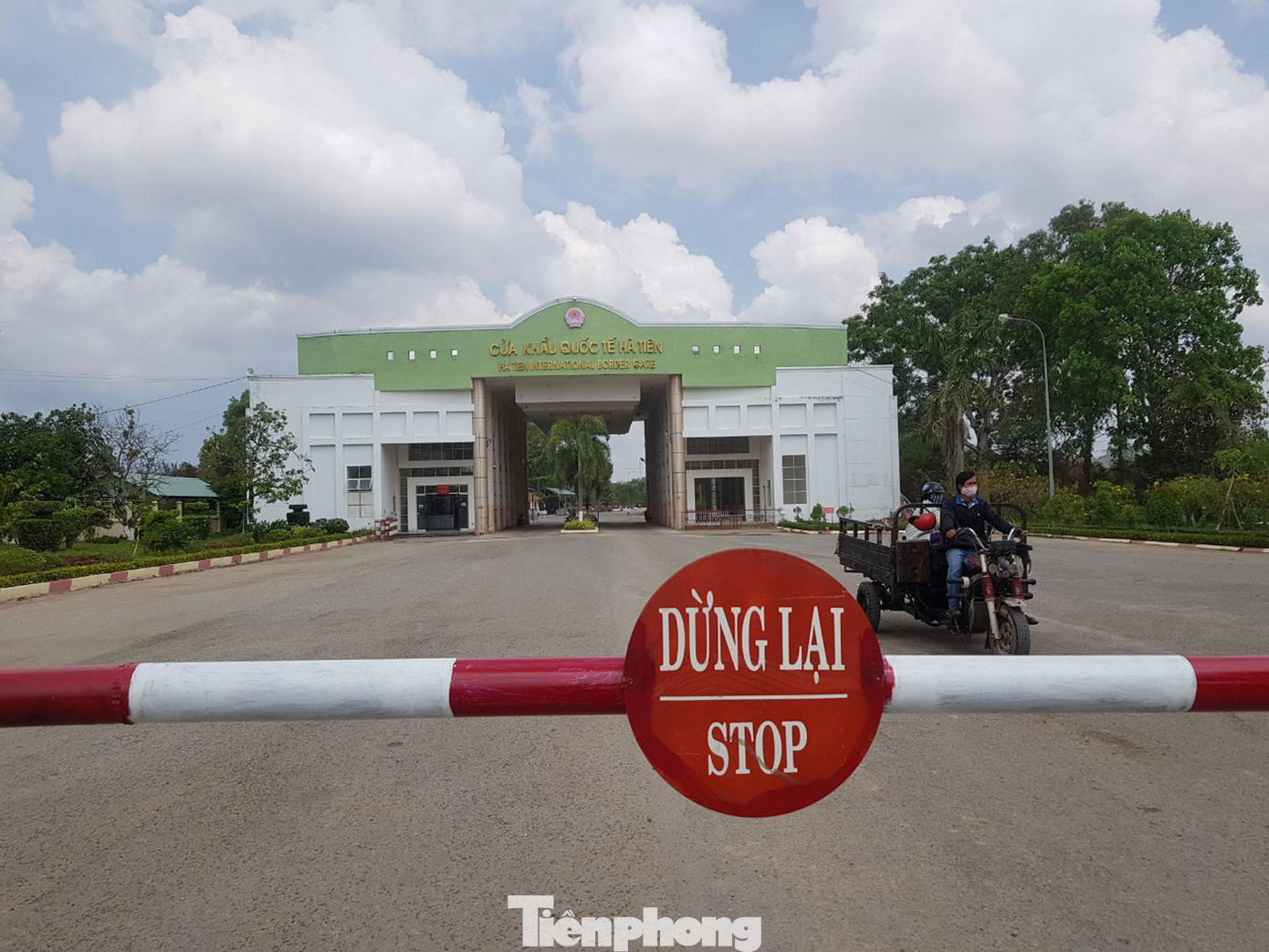 Trung tá Nguyễn Văn Tùng, Đồn trưởng Đồn biên phòng Cửa khẩu quốc tế Hà Tiên cho biết, đơn vị hiện có 48 chốt, trong đó 44 chốt trên bộ, 4 chốt trên biển, cùng với 3 ca nô để tuần tra khép kín vùng biển được phụ trách. Trong đó có lực lượng biên phòng, cảnh sát cơ động và dân quân tự vệ được tăng cường từ tuyến sau lên. “Trước tình hình dịch COVID – 19 bùng phát ở Campuchia, đơn vị cũng quán triệt các kế hoạch, các chỉ thị của cấp trên, đồng thời động viên cán bộ chiến sĩ tăng cường kiểm tra, siết chặt tuyến biên giới”, Trung tá Tùng nói.