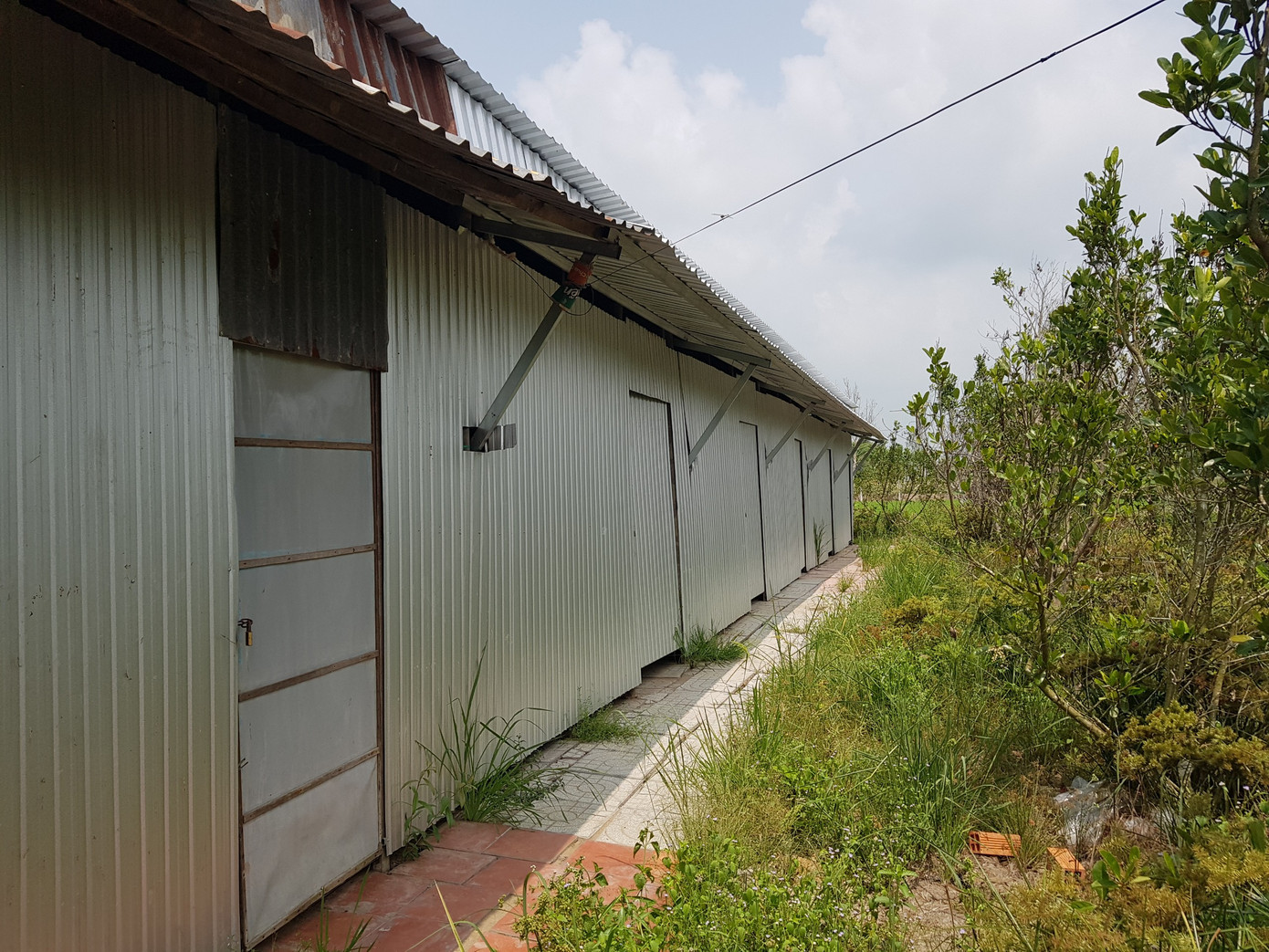 Dãy nhà đều khoá cửa. Ảnh: Nhật Huy.