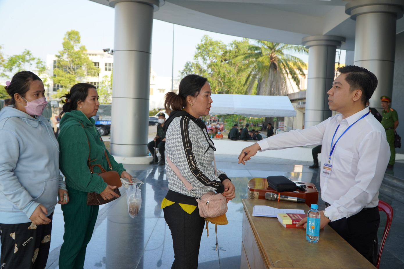 Người đến dự phiên toà được kiểm tra nghiêm ngặt (Ảnh: Nhật Huy). Người đến dự phiên toà được kiểm tra nghiêm ngặt (Ảnh: Nhật Huy).