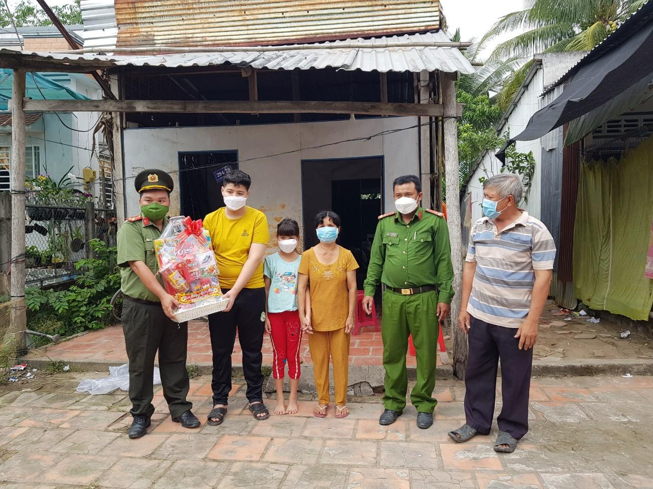 Thượng uý Nguyễn Tứ Thiên - Bí thư Đoàn Công an TP. Cần Thơ trao quà cho cháu Phạm Gia Chi Bảo. Ảnh: Nhật Huy.