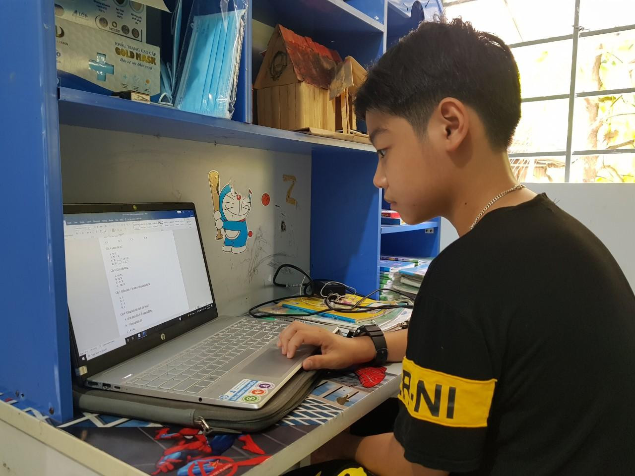 Cháu Nguyễn Huỳnh Thế Vinh được mạnh thường quân tặng chiếc máy tính mới thuận lợi hơn cho việc học.