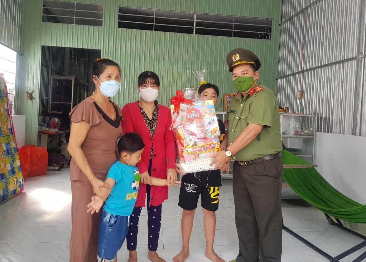 Thượng uý Nguyễn Tứ Thiên - Bí thư Đoàn Thanh niên Công an TP. Cần Thơ thăm hỏi, tặng quà Tết cho gia đình chị Huỳnh Thị Lệ.