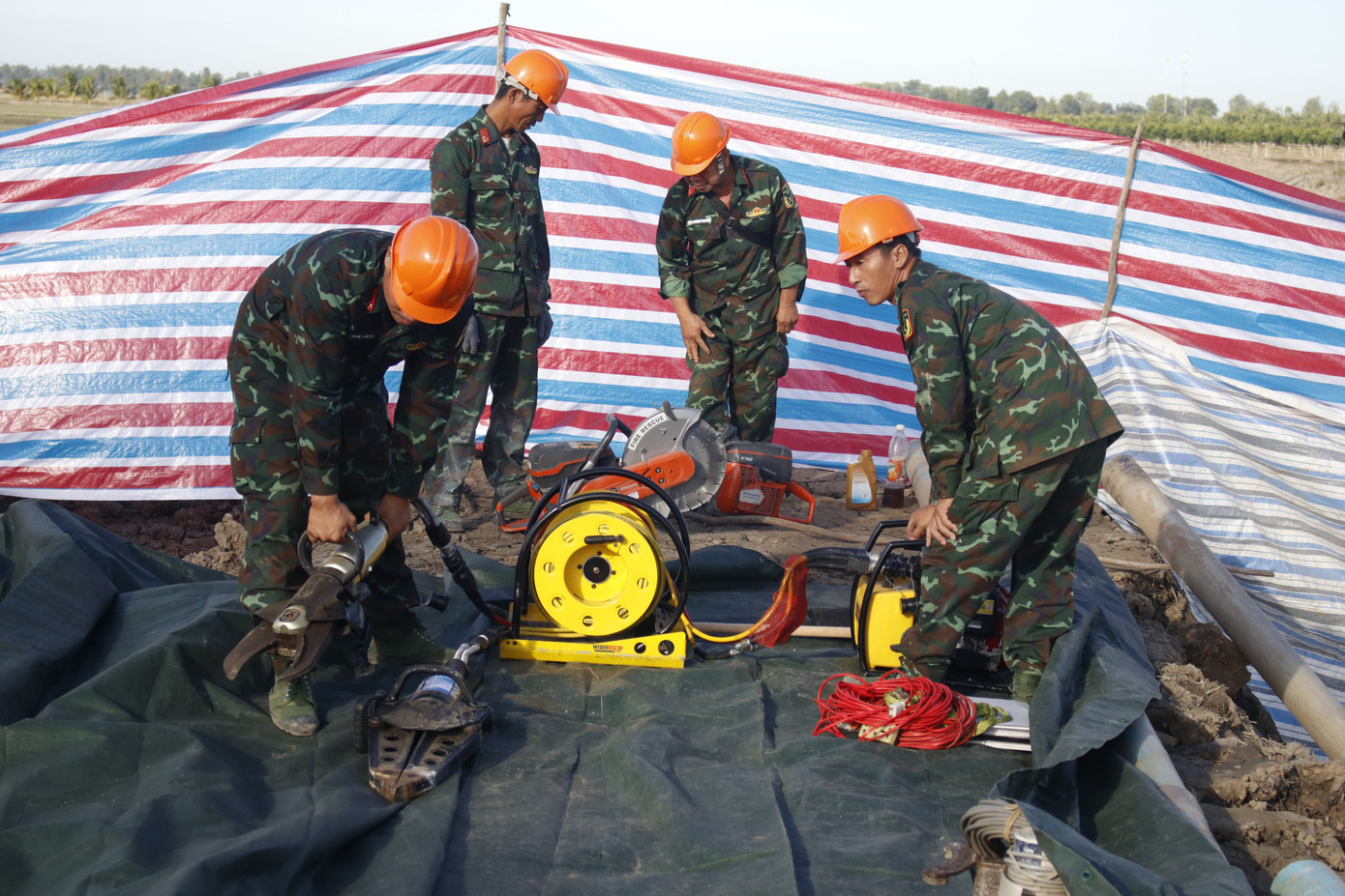 Thiết bị chuyên dụng được đưa đến hiện trường.