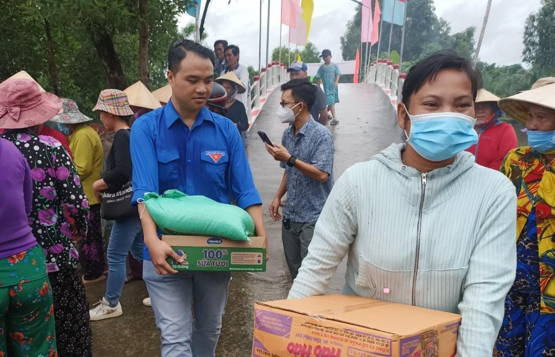 Nhiều phần quà được trao cho người dân gặp khó khăn trên địa bàn.