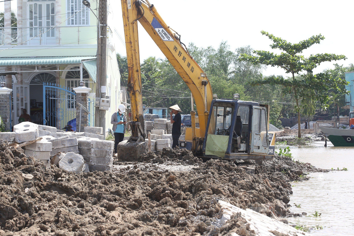 Công nhân thi công công trình dự án kênh Chợ Gạo giai đoạn 2 (trên địa bàn huyện Chợ Gạo, tỉnh Tiền Giang).