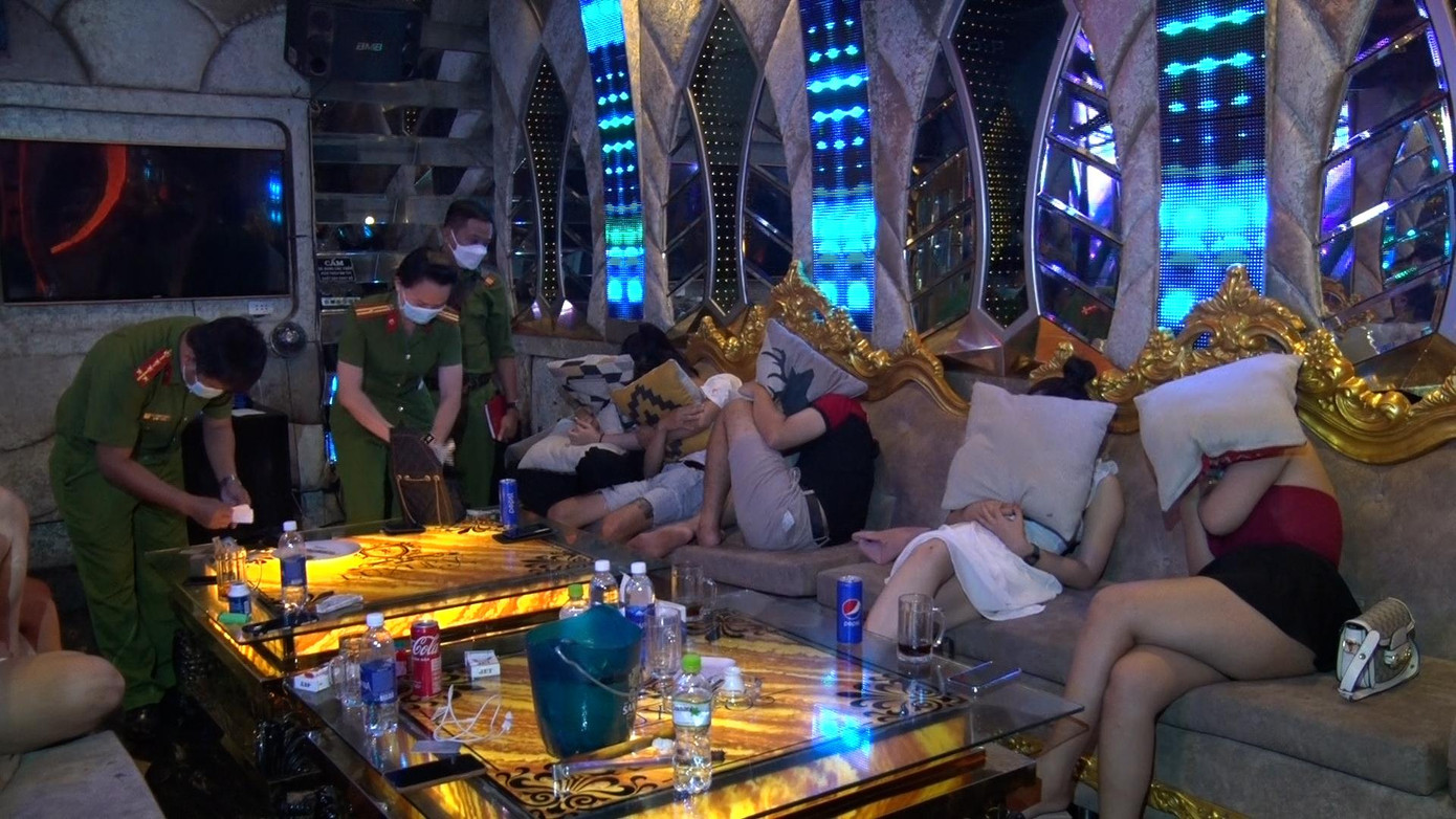 Kiểm tra quán Karaoke MTV LUXURY, cơ quan công an phát hiện 132 người dương tính với ma tuý. Kiểm tra quán Karaoke MTV LUXURY, cơ quan công an phát hiện 132 người dương tính với ma tuý.
