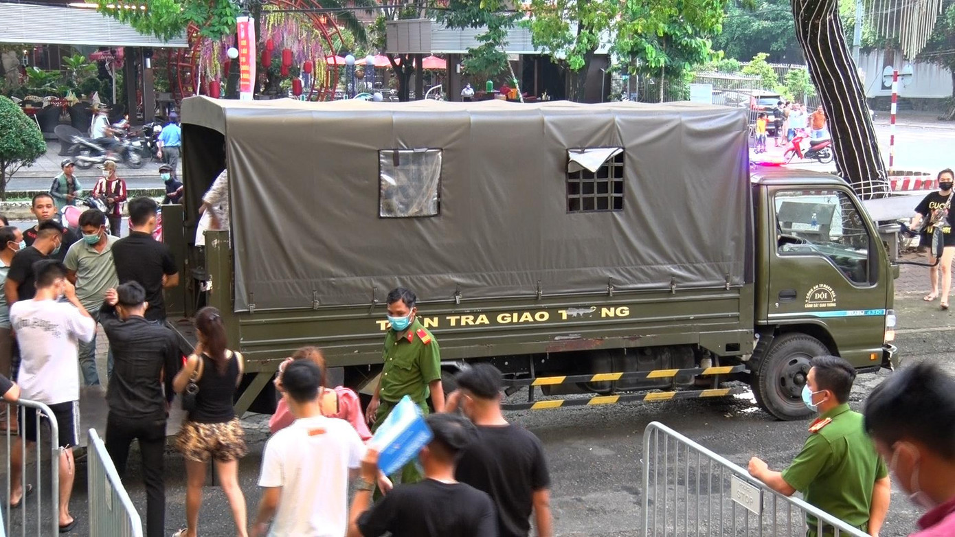 Các đối tượng được đưa ra xe để chở về trụ sở công an làm việc. Ảnh: Tiến Dũng. Các đối tượng được đưa ra xe để chở về trụ sở công an làm việc. Ảnh: Tiến Dũng.