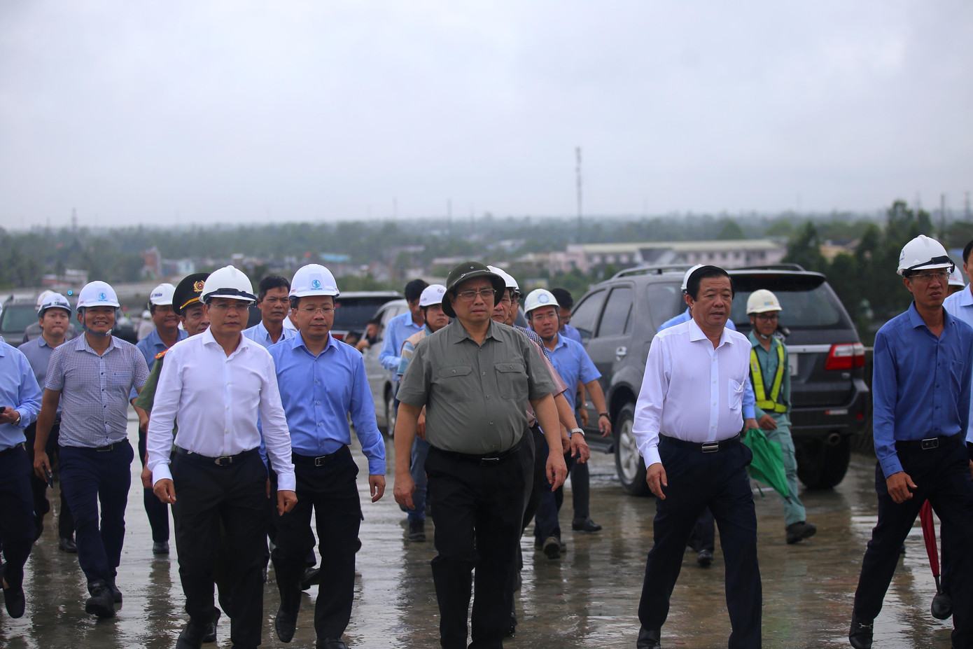 Chiều 23/11, Thủ tướng Phạm Minh Chính dẫn đầu đoàn công tác, đã đi kiểm tra quá trình thi công Dự án cầu Mỹ Thuận 2. Tham dự cùng đoàn công tác có Bộ trưởng Bộ GTVT Nguyễn Văn Thắng và lãnh đạo UBND tỉnh Vĩnh Long.