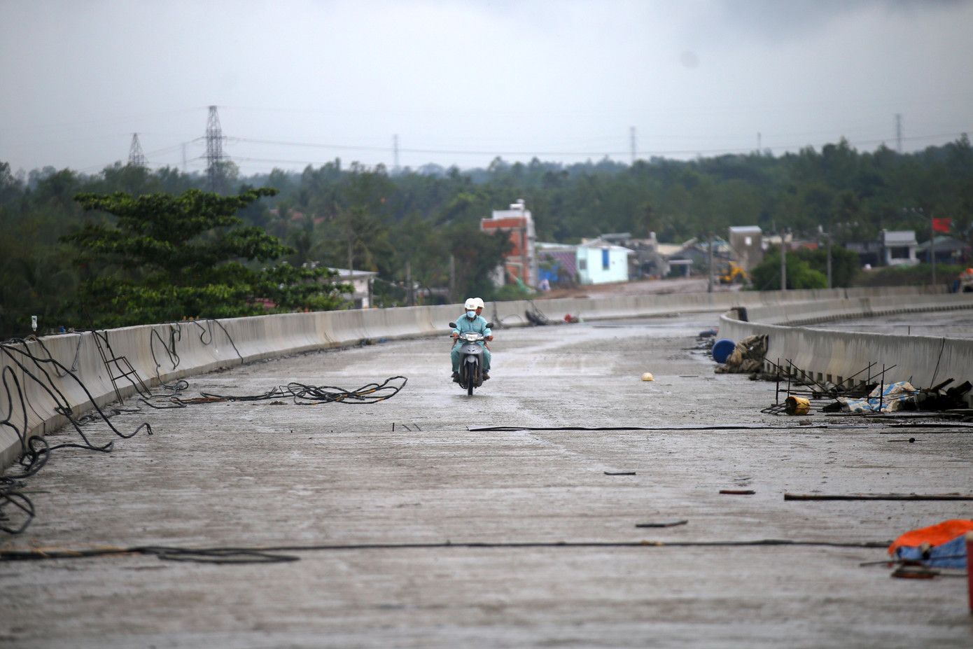 Đối với cao tốc Mỹ Thuận - Cần Thơ, Thủ tướng gợi ý Bộ GTVT, chủ đầu tư nghiên cứu, tính toán trên nguyên tắc tiết kiệm, làm đường kết nối với các nút giao, nhằm mở rộng, khai thác quỹ đất.