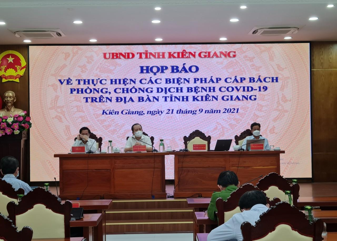 Quang cảnh buổi họp báo.