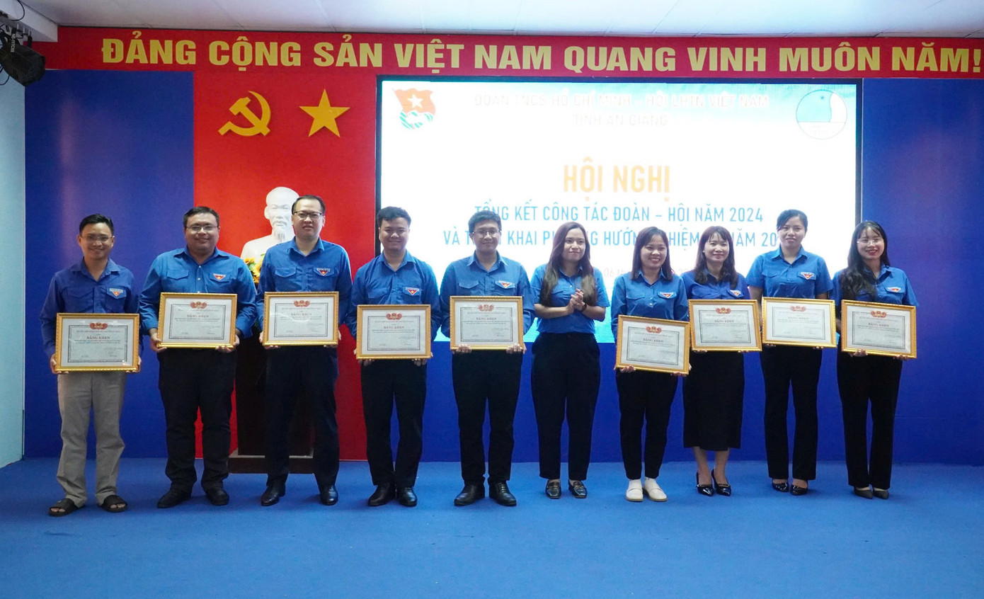 Tặng bằng khen cho các tập thể, cá nhân có thành tích xuất sắc trong công tác Đoàn và phong trào thanh thiếu nhi năm 2024. Tặng bằng khen cho các tập thể, cá nhân có thành tích xuất sắc trong công tác Đoàn và phong trào thanh thiếu nhi năm 2024.