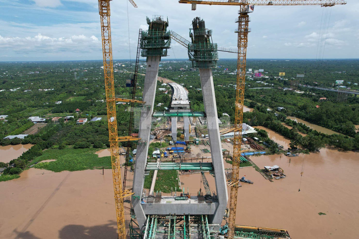 Cầu Mỹ Thuận 2 là dự án cầu dây văng lớn, phức tạp với nhịp chính dây văng dài 650 m, với hai trụ tháp cao 125,5 m.