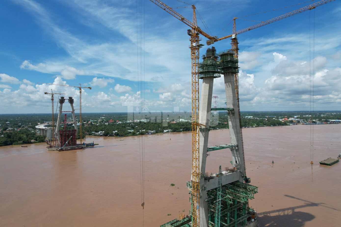 Dự án được chia thành 5 gói thầu (XL.01, XL.02, XL.03A, XL.03B và XL.04), trong đó gói thầu (XL.03A) thi công cọc khoan nhồi và bệ các trụ nhịp chính dây văng từ trụ T14 đến trụ T17 đã hoàn thành vào tháng 12/2021.