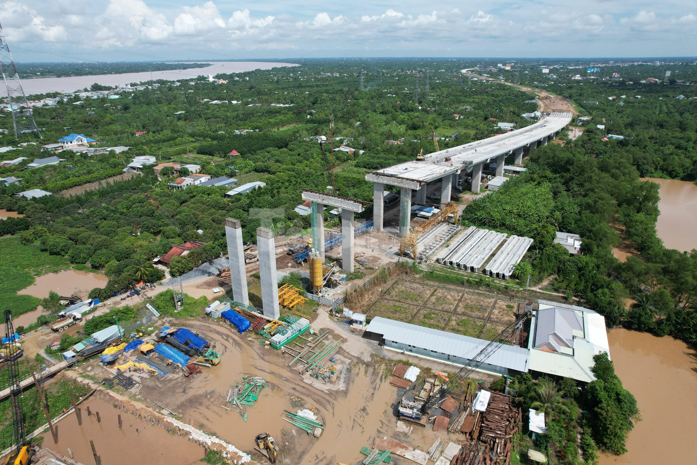 Cầu dẫn phía Tiền Giang, bao gồm 14 nhịp Super T và toàn bộ kết cấu phần dưới từ mố M0 đến trụ T13 đã đạt hơn 81%, dự kiến hoàn thành tháng 12 năm nay.