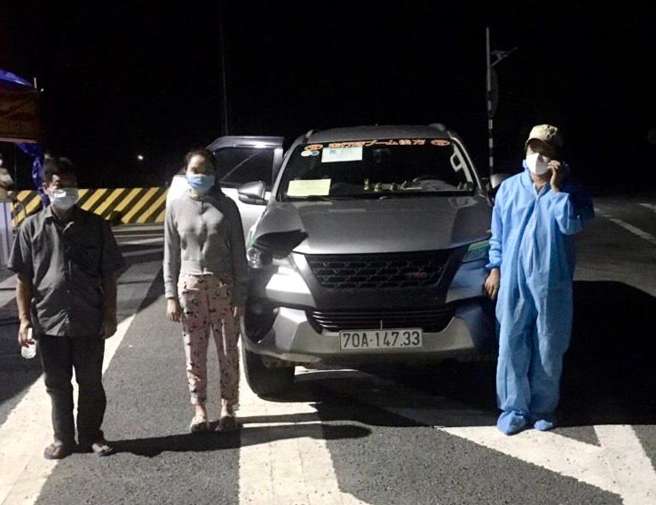 Tài xế Đ. (bìa phải), T.K.H và N.T.A cùng phương tiện vi phạm. Tài xế Đ. (bìa phải), T.K.H và N.T.A cùng phương tiện vi phạm.