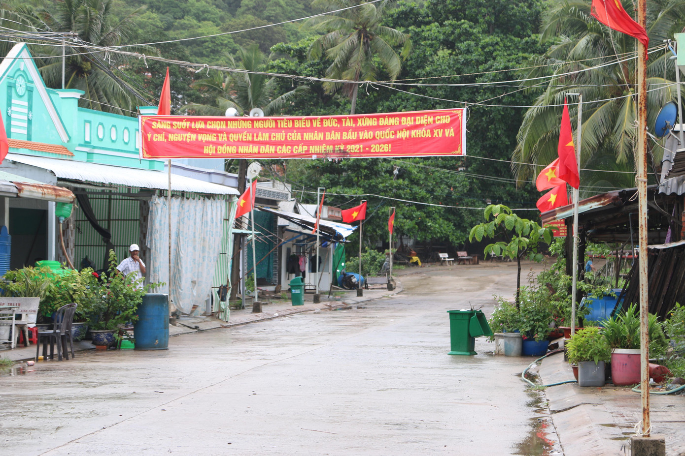 Băng rôn, khẩu hiệu tuyên truyền bầu cử được treo trên các tuyến đường ở xã Thổ Châu.
