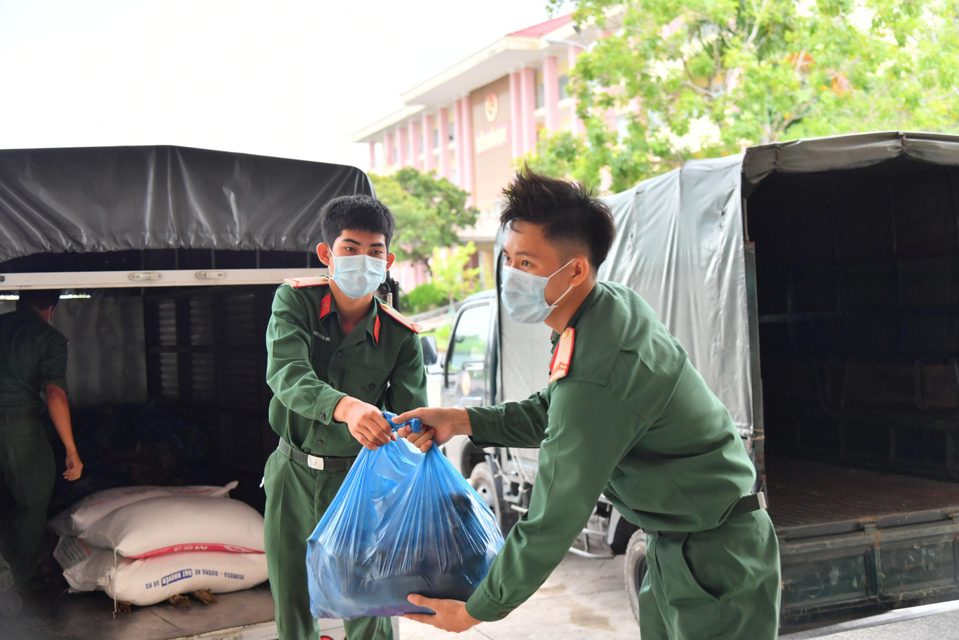 Bộ CHQS Kiên Giang vận chuyển nhu yếu phẩm hỗ trợ người dân TPHCM.