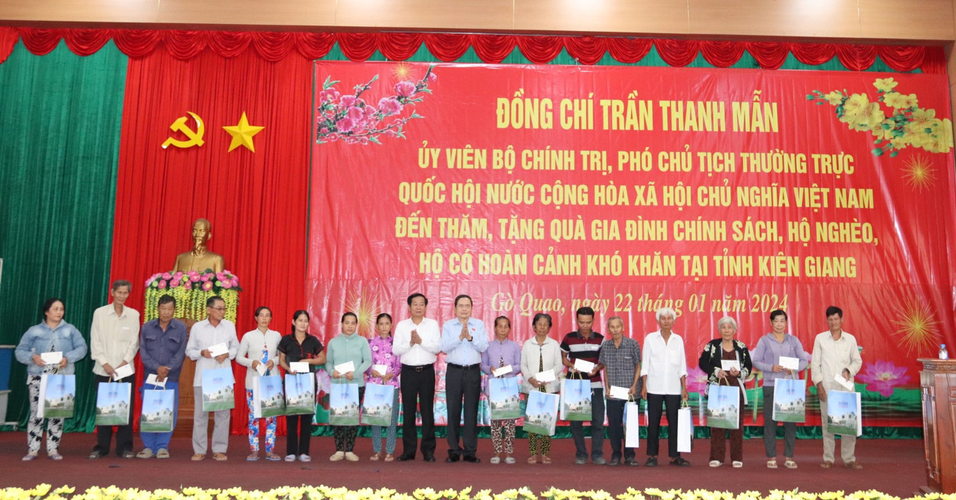 Ông Trần Thanh Mẫn tặng quà cho gia đình chính sách, hộ nghèo, hộ có hoàn cảnh khó khăn trên địa bàn tỉnh Kiên Giang. Ông Trần Thanh Mẫn tặng quà cho gia đình chính sách, hộ nghèo, hộ có hoàn cảnh khó khăn trên địa bàn tỉnh Kiên Giang.
