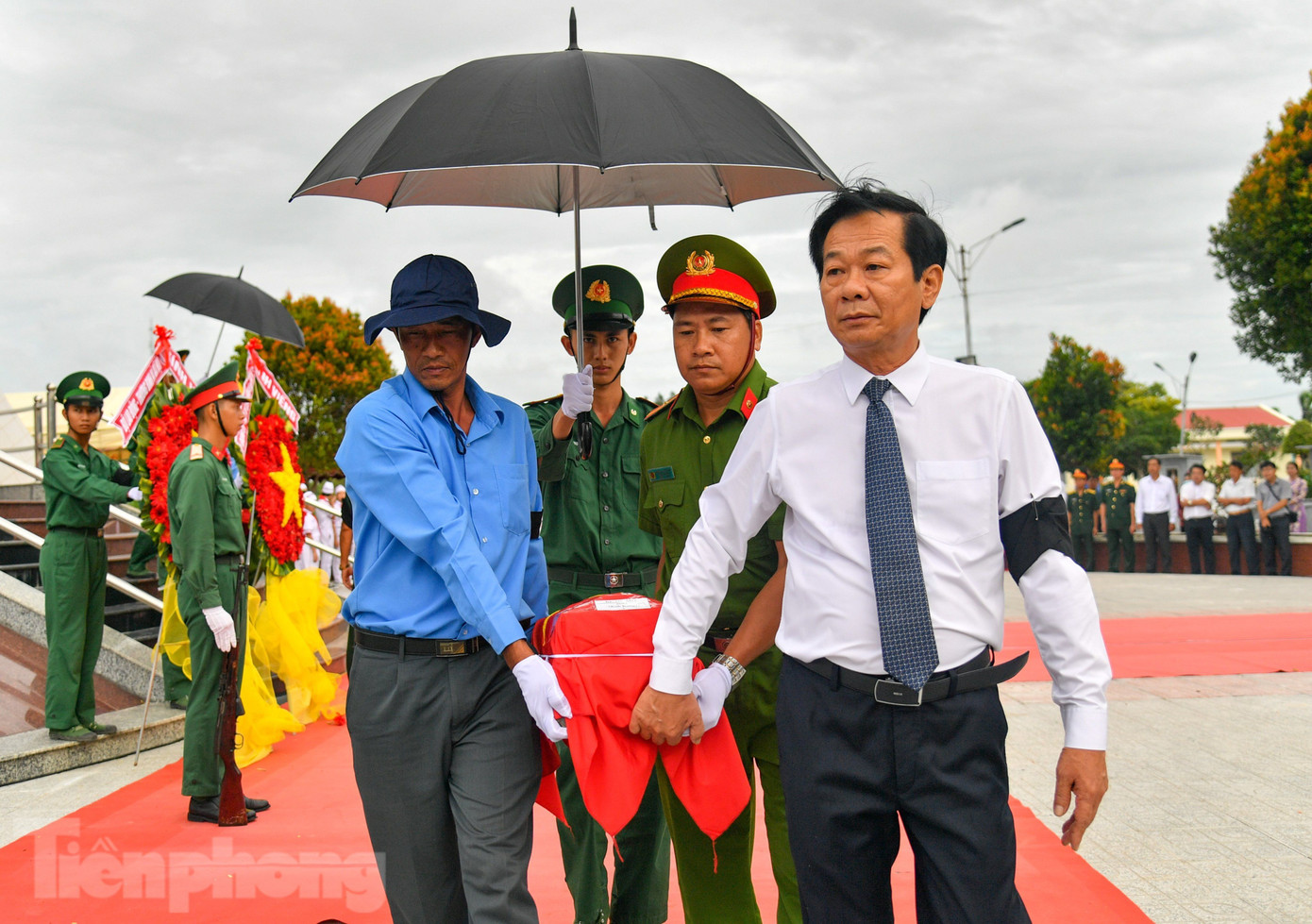 Lãnh đạo tỉnh Kiên Giang bày tỏ lòng biết ơn vô hạn đến các Anh hùng liệt sĩ, các thế hệ cha anh và chiến sĩ cách mạng đã hy sinh thân mình để giành, giữ độc lập tự do cho Tổ quốc, đem lại tự do, dân chủ cho Nhân dân; đồng thời chia sẻ nỗi đau mất mát không gì bù đắp được của gia đình, thân nhân các liệt sĩ. Trong ảnh: Ông Đỗ Thanh Bình (áo trắng) - Bí thư Tỉnh uỷ Kiên Giang, đưa hài cốt liệt sĩ an táng tại Nghĩa trang liệt sĩ huyện Hòn Đất.