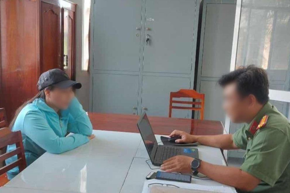 Công an làm việc với bà B.. Ảnh: CA. Công an làm việc với bà B.. Ảnh: CA.