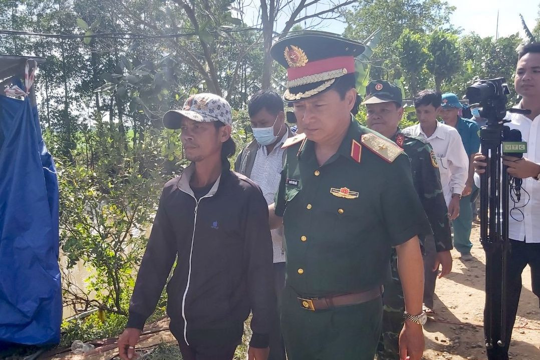 "Địa hình nơi đây phức tạp, tuy nhiên bằng giải pháp lồng ống thép xung quanh trụ để tiến hành lấy đất xung quanh. Khi thấy đủ điều kiện, lực lượng cứu hộ sẽ đưa trụ bê tông lên bằng các thiết bị chuyên dụng rồi tiến hành thăm dò trong lòng ống vị trí của cháu bé để tiến hành cưa cắt cứu hộ", Thiếu tướng Triều thông tin.