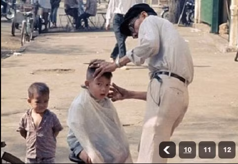 Cậu bé ngồi ngoan cho người thợ làm việc