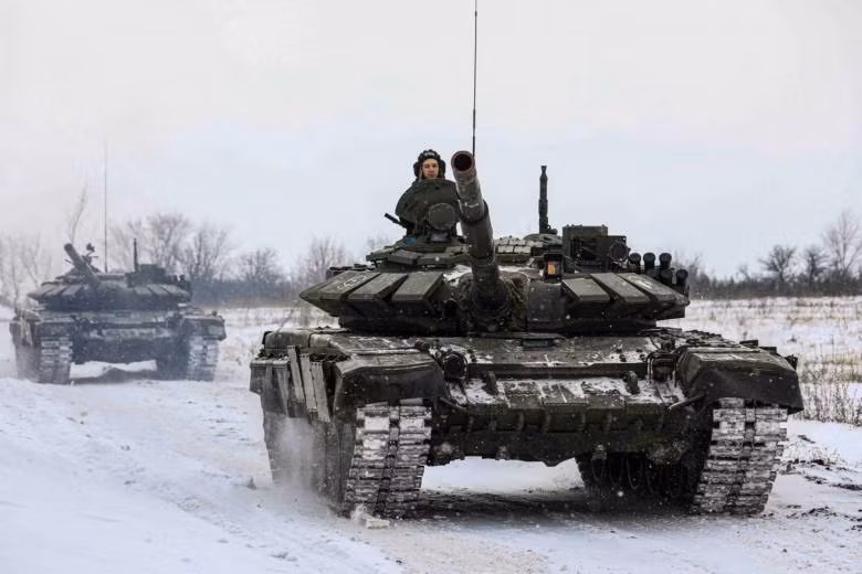 Xe tăng Nga tham gia tập trận ở Leningrad ngày 14/2. Ảnh: Reuters