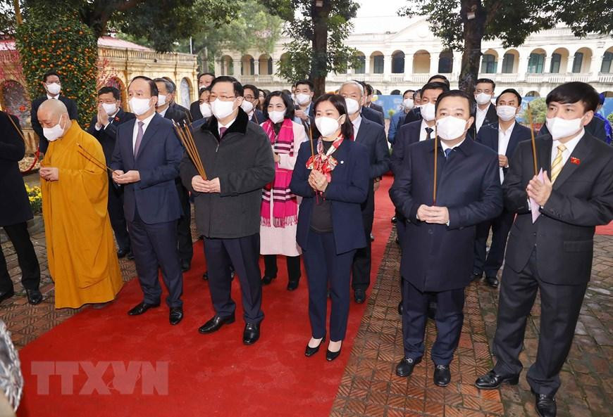 Chủ tịch Quốc hội Vương Đình Huệ và đại biểu dâng hương khai xuân tại Điện Kính Thiên-Hoàng Thành Thăng Long. (Ảnh: Doãn Tấn/TTXVN) Chủ tịch Quốc hội Vương Đình Huệ và đại biểu dâng hương khai xuân tại Điện Kính Thiên-Hoàng Thành Thăng Long. (Ảnh: Doãn Tấn/TTXVN)