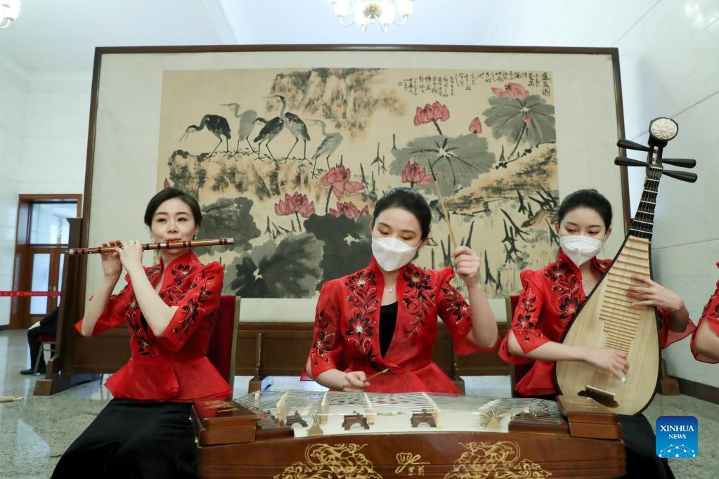 Các nghệ sĩ trình diễn nhạc cụ truyền thống. Ảnh: Tân Hoa Xã Các nghệ sĩ trình diễn nhạc cụ truyền thống. Ảnh: Tân Hoa Xã