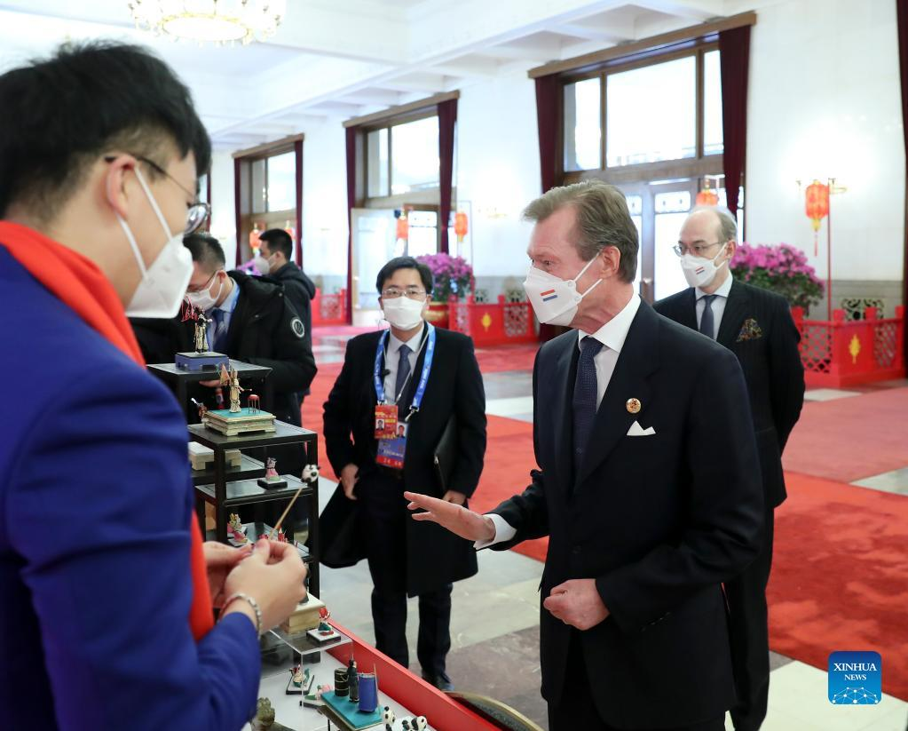 Đại công tước Henri của Luxembourg thích thú tham quan khu giới thiệu văn hoá Trung Quốc trước khi dự tiệc. Ảnh: Tân Hoa Xã Đại công tước Henri của Luxembourg thích thú tham quan khu giới thiệu văn hoá Trung Quốc trước khi dự tiệc. Ảnh: Tân Hoa Xã