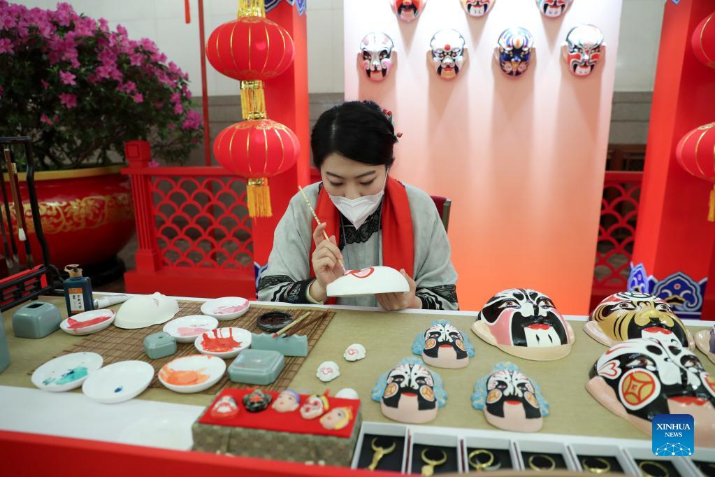 Gian giới thiệu nghệ thuật vẽ mặt nạ. Ảnh: Tân Hoa Xã Gian giới thiệu nghệ thuật vẽ mặt nạ. Ảnh: Tân Hoa Xã