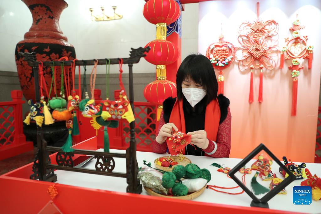 Một nghệ nhân chế tác đồ thủ công tại khu vực giới thiệu văn hoá Trung Quốc trong Đại lễ đường Nhân dân. Ảnh: Tân Hoa Xã Một nghệ nhân chế tác đồ thủ công tại khu vực giới thiệu văn hoá Trung Quốc trong Đại lễ đường Nhân dân. Ảnh: Tân Hoa Xã