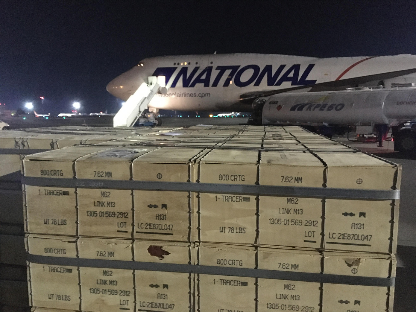 180 tấn đạn dược của Mỹ đáp xuống sân bay Ukraine. Ảnh: Đại sứ quán Mỹ tại Kiev 180 tấn đạn dược của Mỹ đáp xuống sân bay Ukraine. Ảnh: Đại sứ quán Mỹ tại Kiev