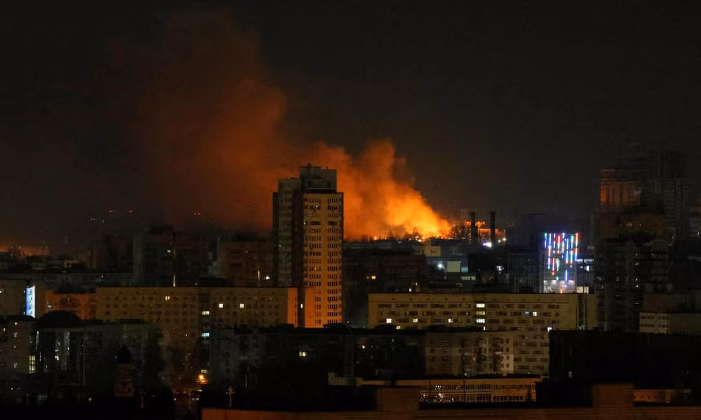 Khói lửa bốc lên từ Kiev sáng 26/2. Ảnh: Reuters Khói lửa bốc lên từ Kiev sáng 26/2. Ảnh: Reuters