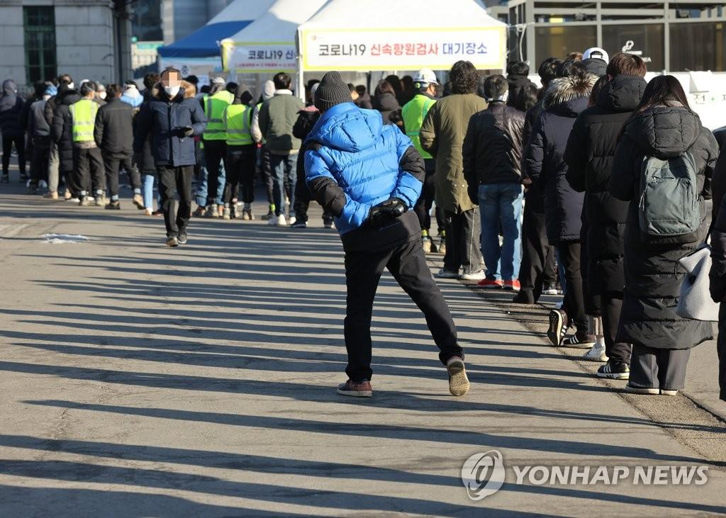 Cảnh xếp hàng chờ xét nghiệm ở Seoul. Ảnh: Yonhap