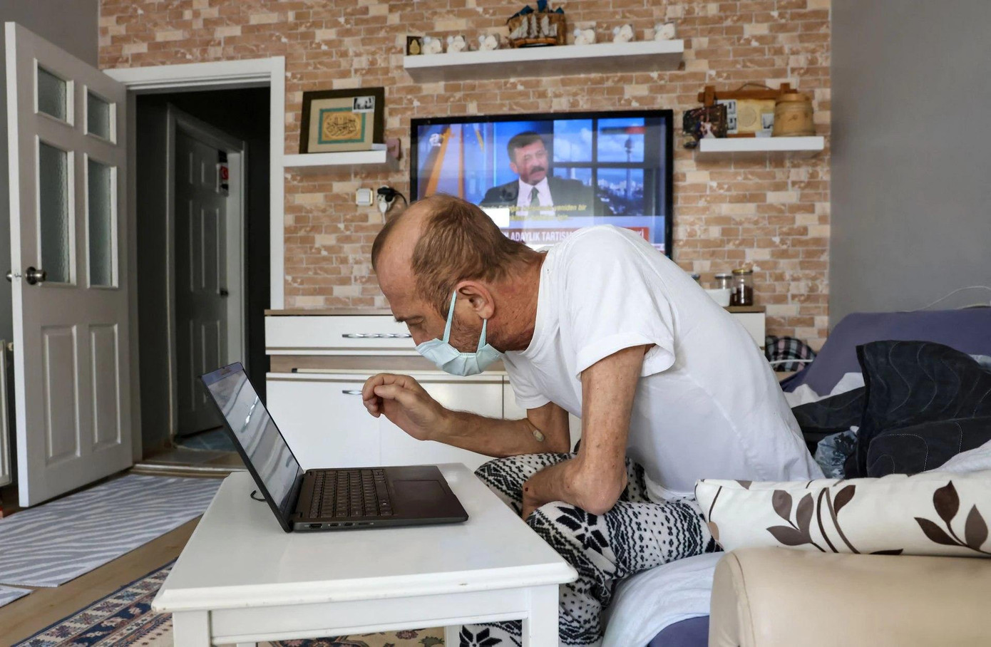 Muzaffer Kayasan xem kết quả xét nghiệm trên máy tính. Ảnh: Reuters Muzaffer Kayasan xem kết quả xét nghiệm trên máy tính. Ảnh: Reuters