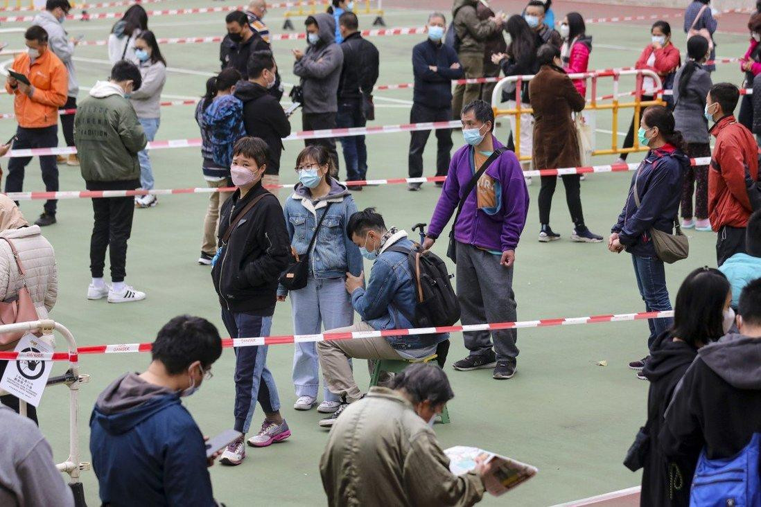 Người dân Hồng Kông (Trung Quốc) xếp hàng dài chờ xét nghiệm. Ảnh: SCMP