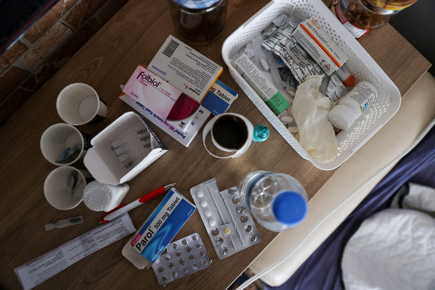 Chiếc bàn của Kayasan bày la liệt các loại thuốc. Ảnh: Reuters Chiếc bàn của Kayasan bày la liệt các loại thuốc. Ảnh: Reuters