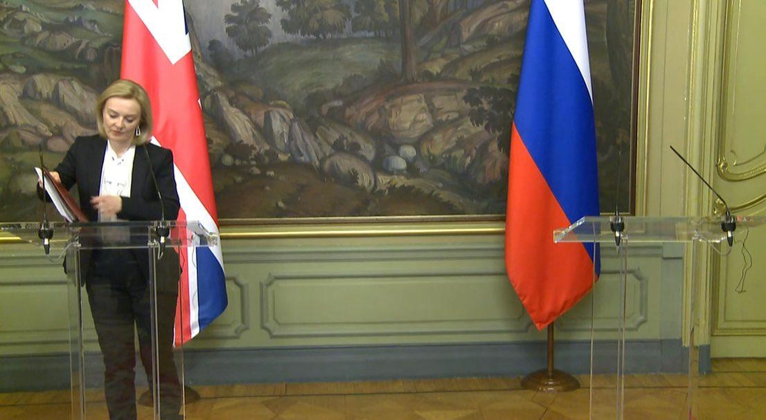 Bức ảnh được biên tập viên ITN chia sẻ cho thấy bà Liz Truss đứng một mình trên bục phát biểu. Ảnh: Twitter