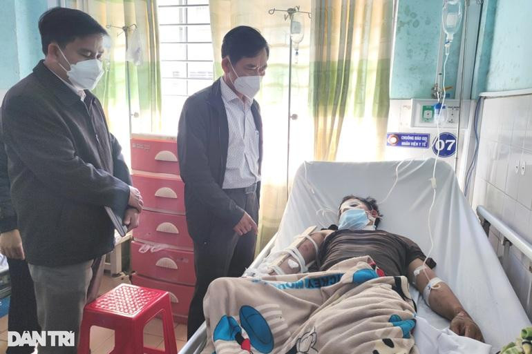 Lãnh đạo Sở Giao thông vận tải tỉnh Gia Lai thăm hỏi các nạn nhân đang điều tại Bệnh viện Đa khoa tỉnh Gia Lai.