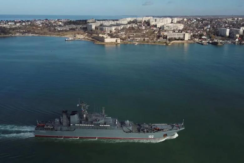 Một tàu chiến của Hải quân Nga cập cảng Sevastopol ở Crimea vào ngày 10/2. Ảnh: Reuters Một tàu chiến của Hải quân Nga cập cảng Sevastopol ở Crimea vào ngày 10/2. Ảnh: Reuters