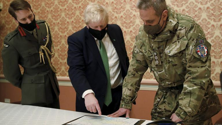Thủ tướng Anh Boris Johnson tham dự cuộc họp giao ban quân sự với quan chức quân đội Anh và Ukraine tại Kiev hôm 1/2. Ảnh: AP